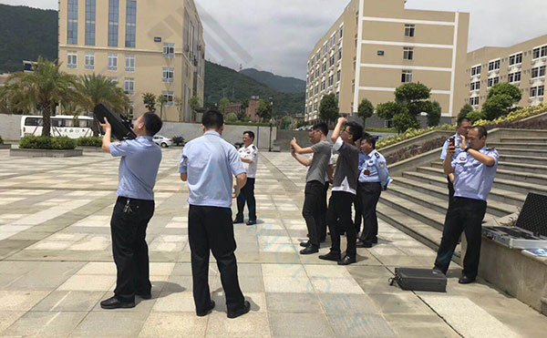 福建省閩江監(jiān)獄干警實地操作無人機干擾器